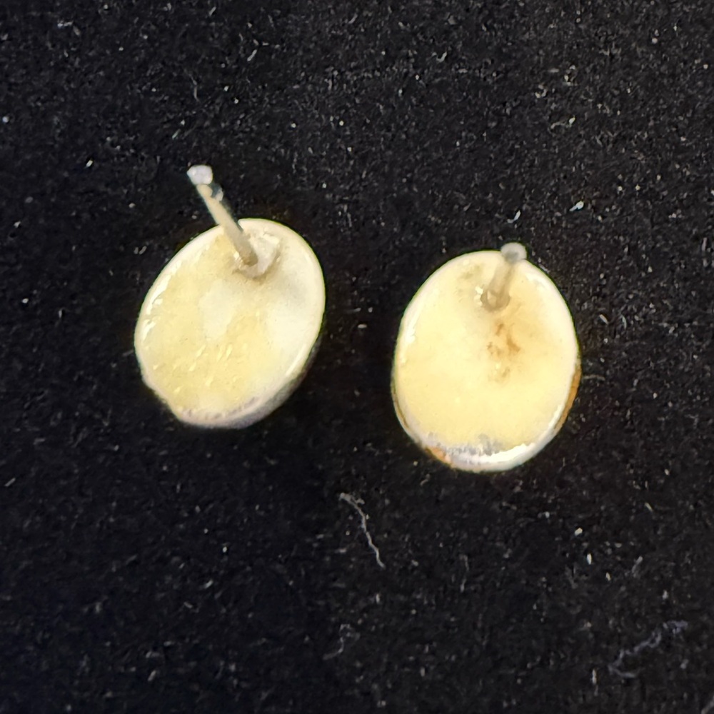 Vintage Cameo Very Dainty & Small Stud Earrings - Picture 3 of 3